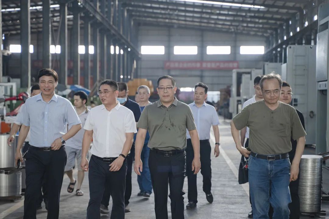 衡東縣縣委副書記、縣長對朝陽集團自動化生產(chǎn)線進行視察